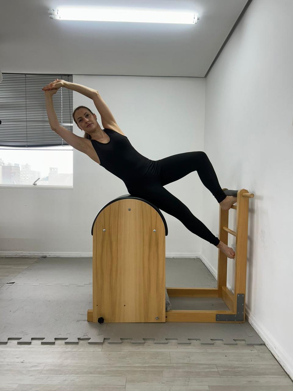 Debora em alongamento lateral no ladder barrel.