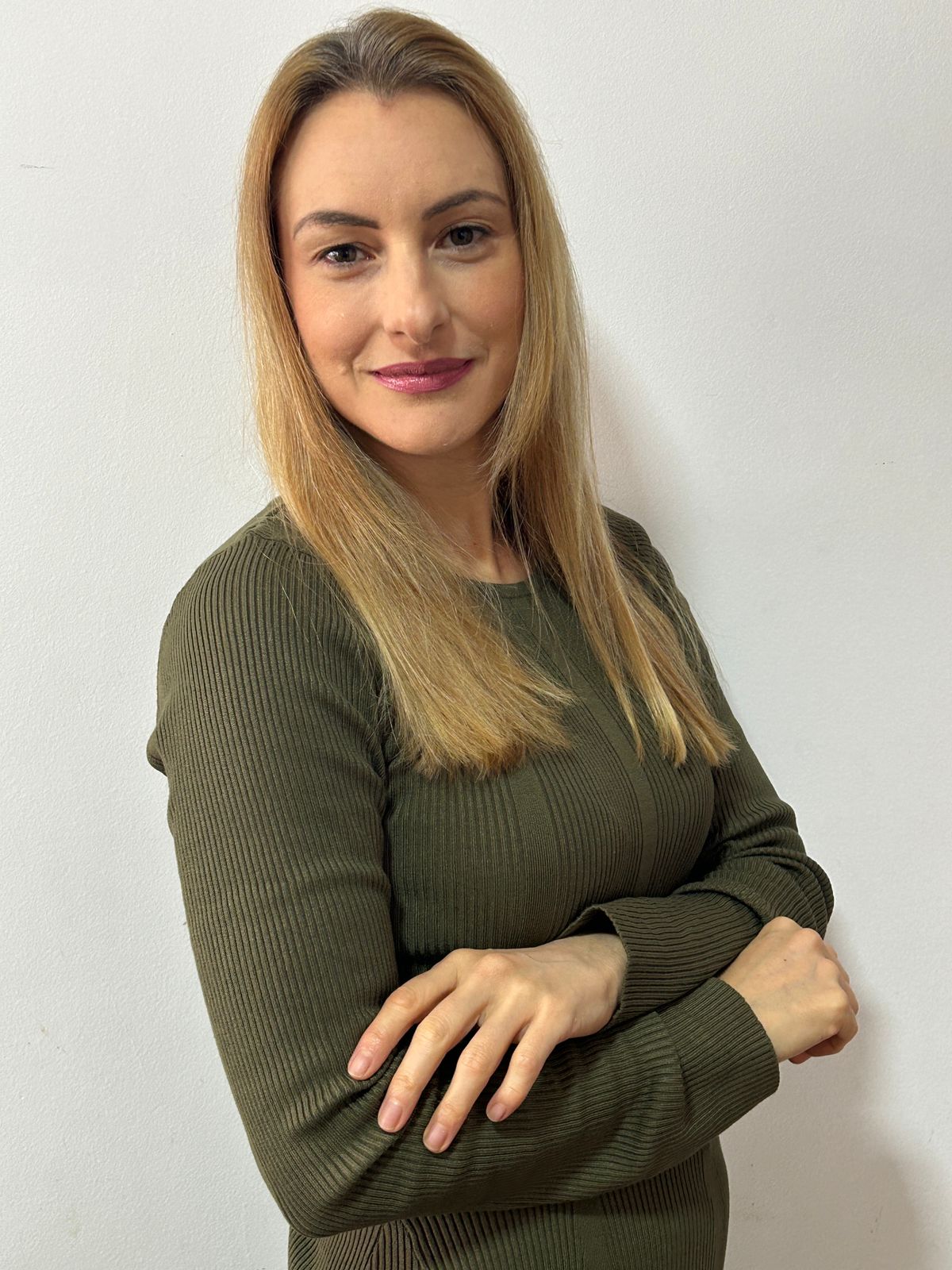 Débora Cherubini em retrato profissional no estúdio.