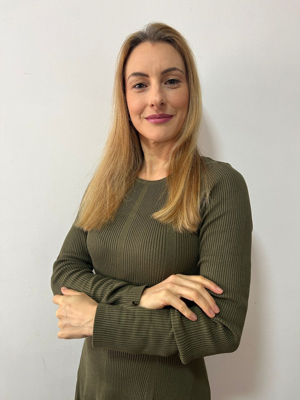 Retrato profissional de Débora Cherubini, fisioterapeuta e instrutora de Pilates.